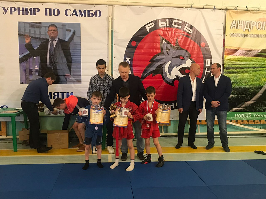 Фото турнира по самбо в память об учредителе поселка «Романовские дачи» 