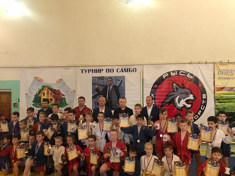 Фото турнира по самбо в память об учредителе поселка «Романовские дачи» 